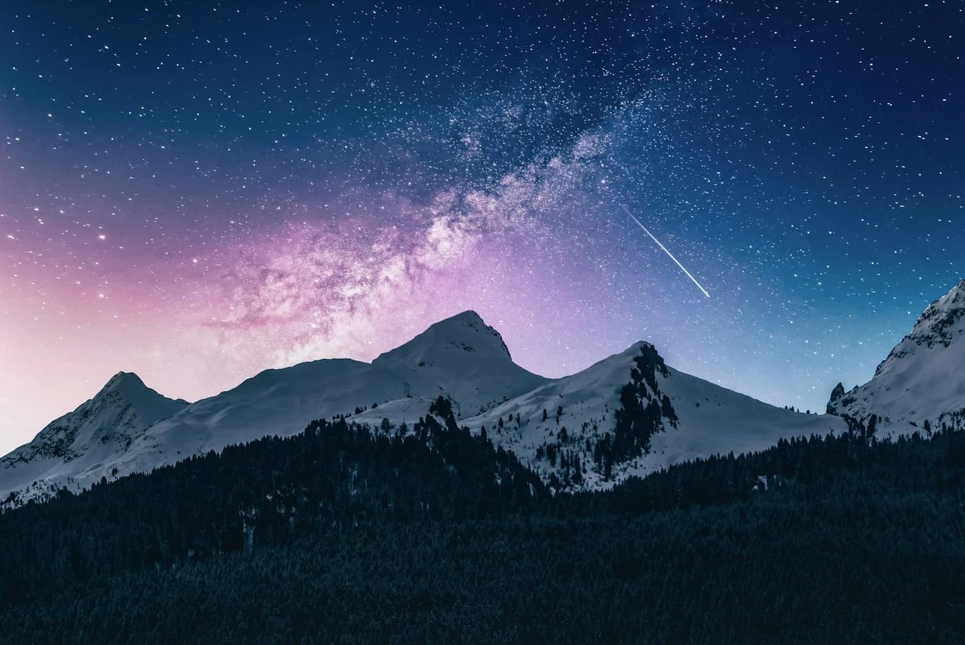 雪山上空的银蓝星夜